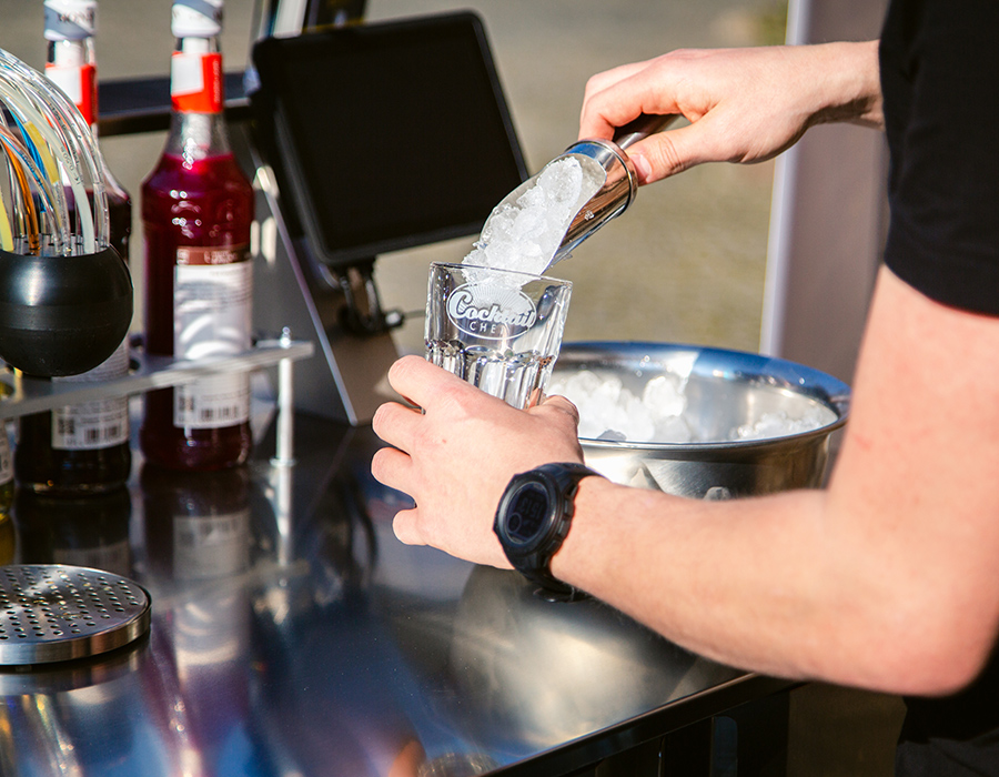 Priprema čaše s ledom na Cocktail Chef šanku