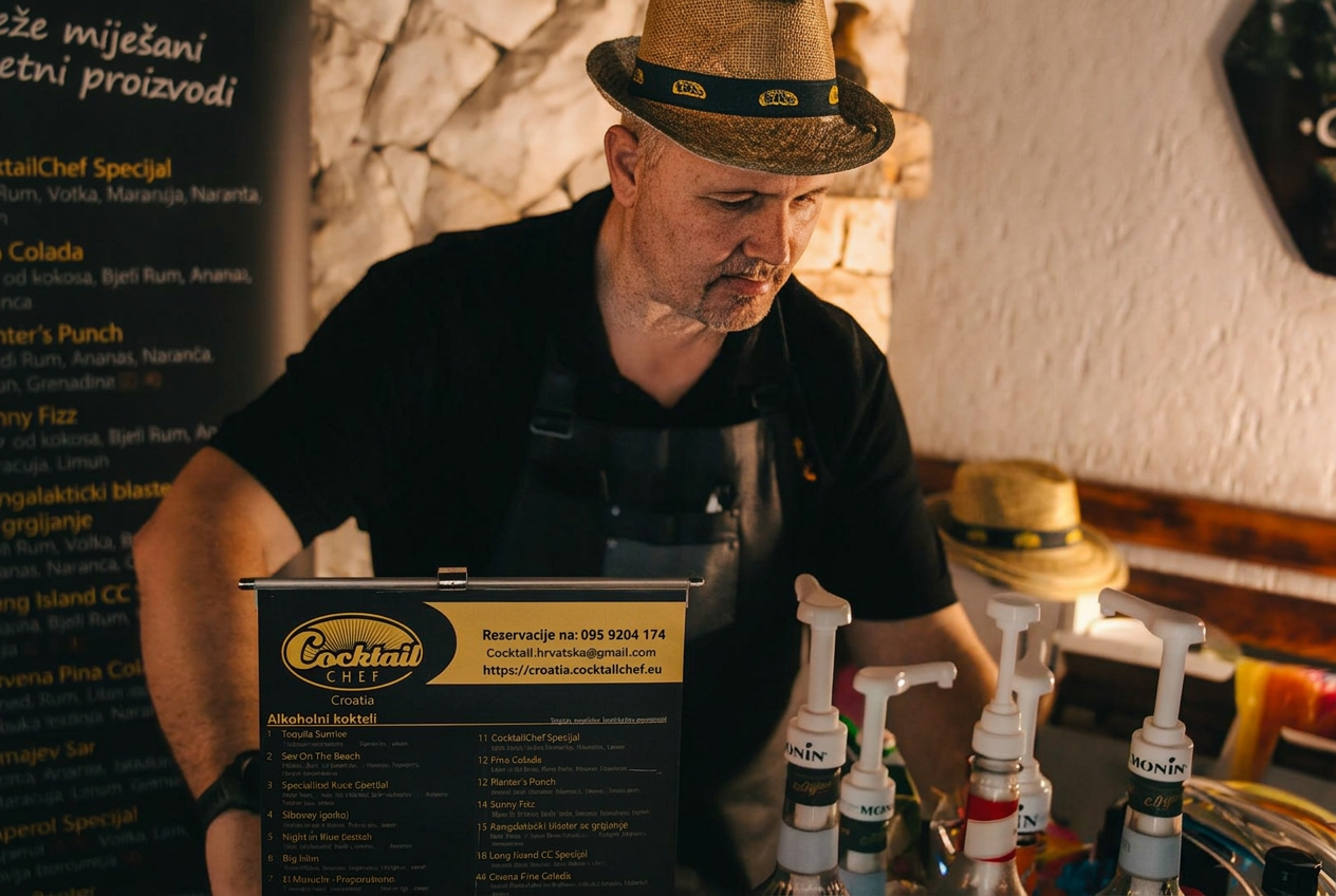 Cocktail Chef barmen priprema koktele
