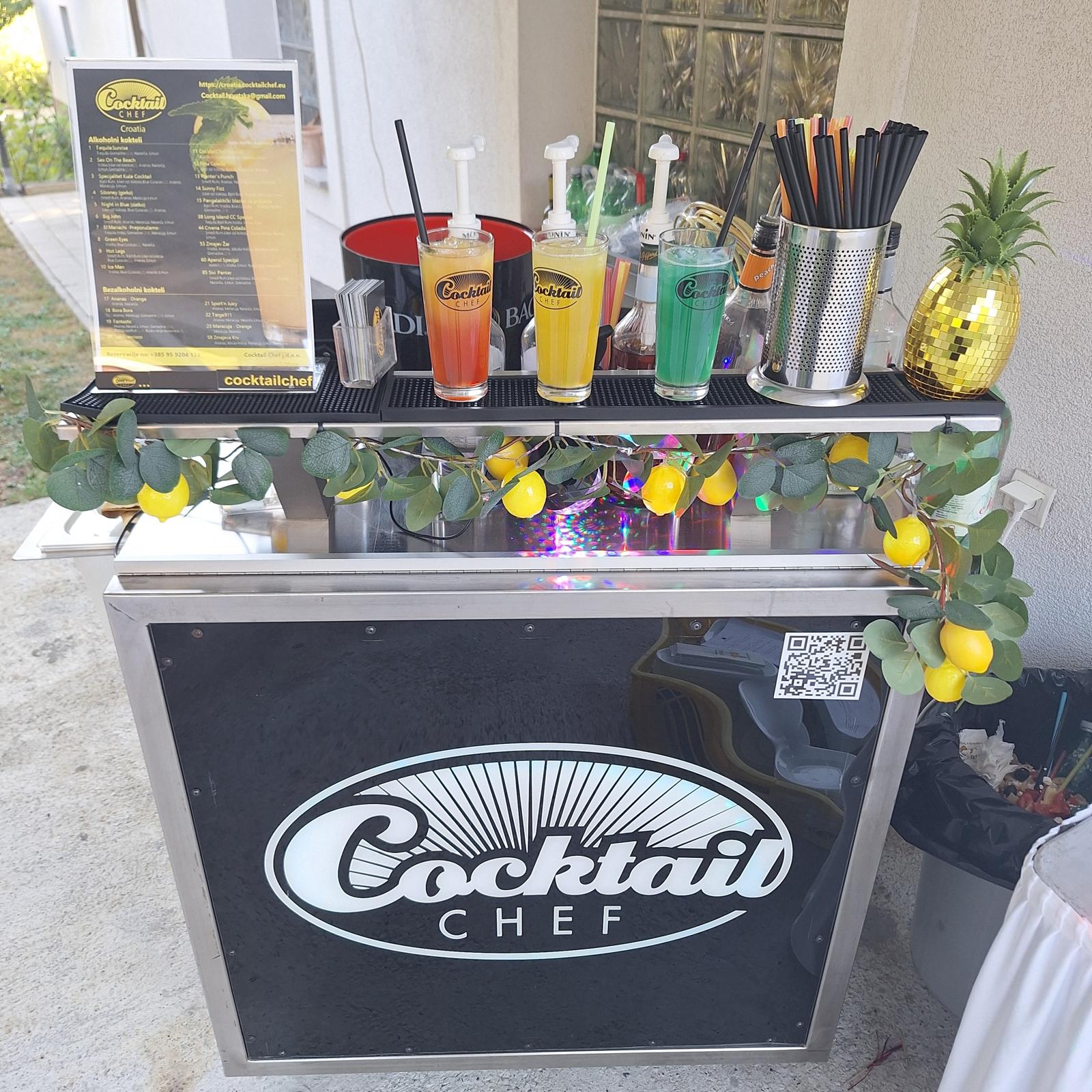Barmen poslužuje koktele na otvorenom
