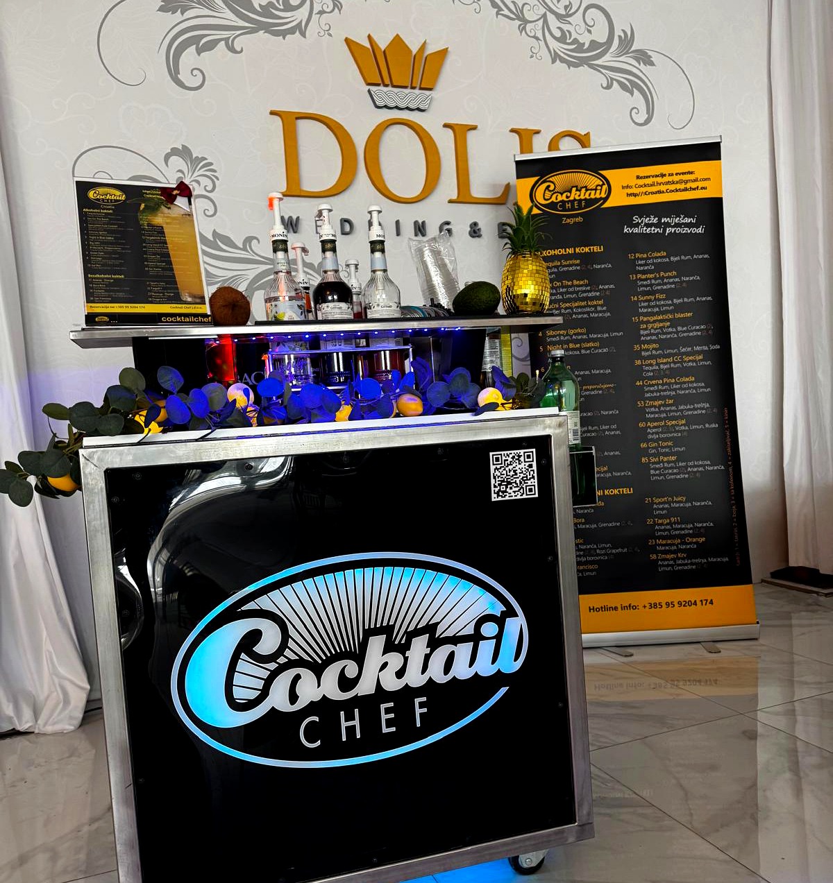 Cocktail Chef mobilni šank s osvijetljenim logotipom, koktel kartom i pićem na eventu